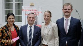 Eröffnung des "Tags des offenen Denkmals" im Maxhaus mit (v.l.): Dezernentin Cornelia Zuschke, OB Thomas Geisel, sowie die Institutsleitungen Svenja Schrickel (Denkmalbehörde) und Dr. Benedikt Mauer (Stadtarchiv). Foto: Meyer