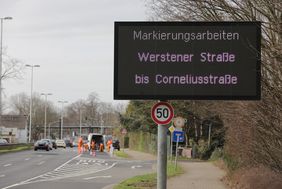 Die Arbeiten zur Ablösung der Umweltspuren laufen. Foto: Ingo Lammert