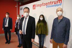 Oberbürgermeister Dr. Stephan Keller (Mitte) und Stadtdirektor Burkhard Hintzsche (links) mit den frisch Geimpften: Venassa Busch (links), Merian Redsi und Ulrich Vandré, © Landeshauptstadt Düsseldorf/David Young