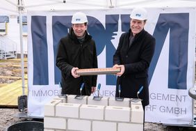 Oberbürgermeister Dr. Stephan Keller (r.) und Stadtdirektor Burkhard Hintzsche legten an der Kita Kaldenberger Straße eine Zeitkapsel in den Grundstein des Neubaus, © Landeshauptstadt Düsseldorf/Michael Gstettenbauer