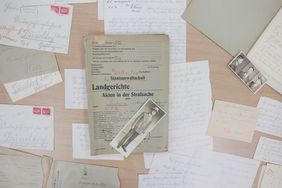 Weitere Schriftstücke aus der Akte sind unter anderem Gutachten, Zusammenfassungen von Anhörungen, stenographische Notizen, Zeitungsausschnitte und Fotos.