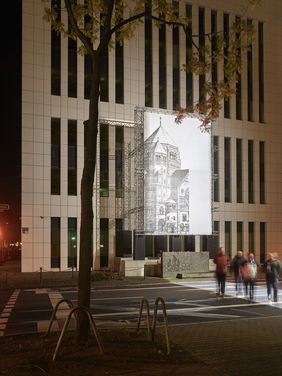 Mit der Arbeit "missing link_" realisiert Mischa Kuball eine vorerst temporäre Lichtinstallation auf der Kasernenstraße, die das Gedenken an die im Nationalsozialismus zerstörte, zentrale Synagoge der Stadt in den Mittelpunkt stellt. Foto: A. Kukulies