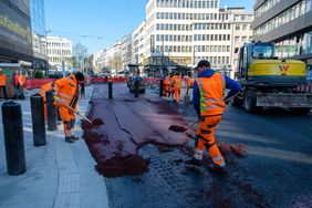 Erstmals wurde in der Landeshauptstadt auf einer Fahrradstraße flächendeckend roter Asphalt verwendet. Die Bauarbeiten zum Ausbau des Radhauptwegenetzes im Teilstück "Am Wehrhahn" gehen jetzt in die finale Phase. Foto: Uwe Schaffmeister