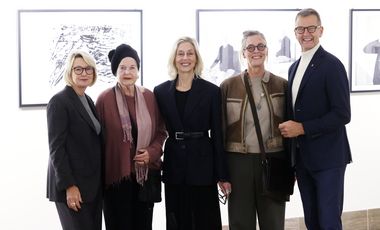 Bürgermeister Josef Hinkel eröffnete die Ausstellung "Spurensuche". Sabine Klinkhammer (Bildmitte) und Maren Pauly (ganz links) präsentieren eine berührende Perspektive auf das Thema Demenz. Das Projekt der Keramikkünstlerin Corinna Bernshaus (2.v.r.) unterstützt Menschen mit Demenz. Foto: Young