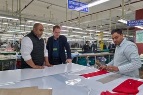 Produktionsleiter Ravindra Rai (l.) erklärt Oberbürgermeister Dr. Stephan Keller Produktionsschritte beim Besuch einer Produktionsstätte von Himanshu Apparels Pvt. Ltd. im Süden Neu-Delhis. Foto: Landeshauptstadt Düsseldorf