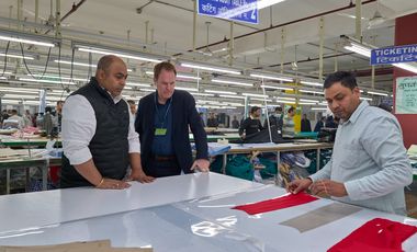 Produktionsleiter Ravindra Rai (l.) erklärt Oberbürgermeister Dr. Stephan Keller Produktionsschritte beim Besuch einer Produktionsstätte von Himanshu Apparels Pvt. Ltd. im Süden Neu-Delhis. Foto: Landeshauptstadt Düsseldorf