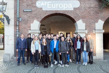 Schülerinnen und Schüler des Gymnasiums Koblenzer Straße berichten im Café Europa von ihrer gewonnenen Straßburg-Reise, ©Landeshauptstadt Düsseldorf/Uwe Schaffmeister