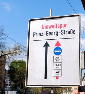 Auf die neue Situation weisen mobile Hinweistafeln hin. Foto: Uwe Schaffmeister 