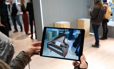 Augmented Reality lässt Claras Flügel im Ausstellungsraum erscheinen 