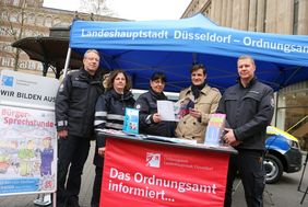 Zum Auftakt der OSD-Bürgersprechstunden 2019: Ordnungsdezernent Christian Zaum (2.v.r.) begleitet die erste Sprechstunde. Wolfgang Lukoschat, Sandra Arbitter, Ilona Mehler und Dirk Müller-Weidlich, alle OSD, stehen als Ansprechpartner bereit. Foto: Lamm