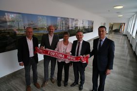 Stellten das neue Arena-Paket vor (v.l.): Fortuna-Vorstandsvorsitzender Thomas Röttgermann, D.LIVE-Geschäftsführer Michael Brill, D.LIVE-Aufsichtsratsvorsitzende Helga Leibauer, OB Thomas Geisel und Fortuna-Aufsichtsratschef Reinhold Ernst; Foto: Lamme