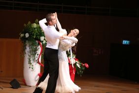 Theresa Volders und Thomas Wiedemann fegten über das Parkett. Foto: Ingo Lammert