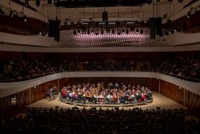 Künstlerinnen und Künstler der Düsseldorfer Symphoniker und des Moskauer Orchester-Pendants Persimfans gaben in der neuen imposanten Konzerthalle Zaryadye eine außergewöhnliche Vorstellung. Foto: Igor Strajin
