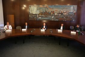 Informierten zu den Corona-Testungen in Düsseldorf (v.l.): Feuerwehrchef von der Lieth, Gesundheitsamtsleiter Dr. Göbels, OB Geisel, Stadtdirektor Hintzsche und Andre Schumacher, Kassenärztliche Vereinigung. Foto Young