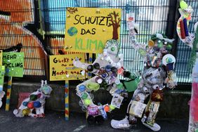 Die von den Kindern und Jugendlichen des Kinderspielhauses gemeinsam mit dem Künstler Dirk Krüll geschaffene Müllskulptur 'Plastic People'.