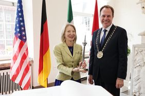 Die Botschafterin der Vereinigten Staaten von Amerika, Dr. Amy Gutmann, wurde von Oberbürgermeister Dr. Stephan Keller am Donnerstag, 5. Mai, im Rathaus zu einem Antrittsbesuch empfangen, Foto: Young