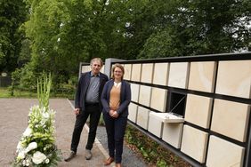 Düsseldorf hat jetzt ein Außenkolumbarium. Beigeordneter Jochen Kral und Andrea Baum, stellv. Abteilungsleiterin Friedhöfe und Krematorium, bei der offiziellen Eröffnung des Kolumbariums auf dem Friedhof Heerdt; Fotos: Lammert