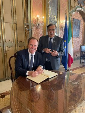 Oberbürgermeister Dr. Stephan Keller (l.) beim Eintrag in das Goldene Buch der Stadt Palermo, Fotos: LHD.