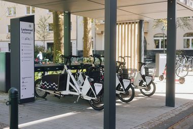 Der Lastenrad-Automat an der Mobilitätsstation Friedensplätzchen. Foto: Connected Mobility Düsseldorf 
