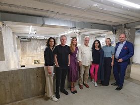 Gemeinsam bei der Eröffnungsveranstaltung zum Tag des offenen Denkmals (v.l.): Christina von Plate, Geschäftsführerin Bilker Bunker gGmbH, Andreas Knapp, KÜSSDENFROSCH, Dr. des. Anja Schmid-Engbrodt, LVR-Amt für Denkmalpflege im Rheinland, Peter Schulz, engagierter Anwohner und nach eigenen Worten „Zeitzeuge“ (setzte sich vor rund 10 Jahren erfolgreich mit Mitstreitern gegen den Abbruch des Bilker Bunkers ein), Cornelia Zuschke, Beigeordnete für Planen, Bauen, Wohnen und Grundstückswesen, Svenja Schrickel, Leiterin des Instituts für Denkmalschutz und Denkmalpflege und Dr. Reinhold Halhege, Baas der Düsseldorfer Jonges