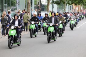 Stadtwerke-Vorstand Hans-Günther Meier (links) und Hauke Feldvoss, Co-Founder von "emmy" (rechts) führen den Rollercorso durch die Stadt an © Landeshauptstadt Düsseldorf/Ingo Lammert 