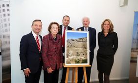Von links: Oberbürgermeister Thomas Geisel, Irmel van Meeteren, Prof. Georg Pretzler (Haus der Universität), Udo van Meeteren, Rektorin Prof. Dr. Anja Steinbeck. Foto: Ingo Lammert