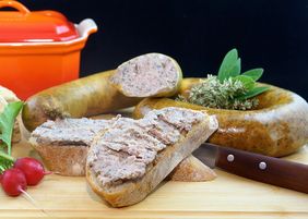 Symbolbild: Wurst. Tierische Lebensmittel können Träger von Krankheitserregern sein, welche auf Mensch und Tier übertragen werden können. Im privaten Reiseverkehr gelten für Lebensmittel besondere Vorschriften. 