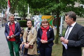 Bürgermeisterin Klaudia Zepuntke eröffnete am Görres-Gymnasium die Ausstellung "Radtour durch Zeit und Raum"
