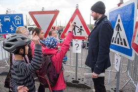 Mit i-Dötzchen den Schulweg üben. Foto: Uwe Schaffmeister