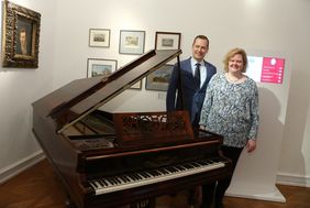 Felix Droste, erster Vorsitzender der Heine-Gesellschaft, und Dr. Sabine Brenner-Wilczek, Direktorin des Heine-Instituts, präsentierten den Flügel; Foto: Ingo Lammert