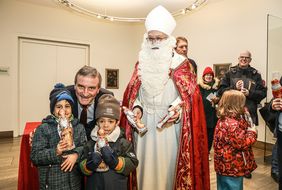 OB Geisel (links) und der Nikolaus verteilten Schokonikoläuse an die Kinder. Foto: Melanie Zanin