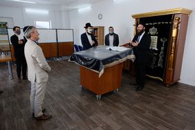 Oberbürgermeister Thomas Geisel ist am Dienstag, 4. August, einer Einladung von Rabbiner Chaim Barkahn gefolgt und hat das Düsseldorfer Chabad-Zentrum besucht. Foto: Michael Gstettenbauer