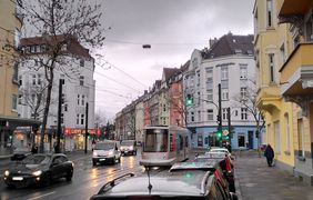 Allein in den vergangenen zwei Wochen wurden die Ampeln an sechs Kreuzungen, wie hier an der Kreuzung Licht-/Bruchstraße in Flingern, zur Beschleunigung von Bussen und Bahnen umgerüstet. Foto: Amt für Verkehrsmanagement
