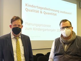 Stadtdirektor Burkhard Hintzsche (l.) und Jugendamtsleiter Stephan Glaremin informierten über die Planungen für das Kitajahr 2022/2023, © Landeshauptstadt Düsseldorf/Wilfried Meyer