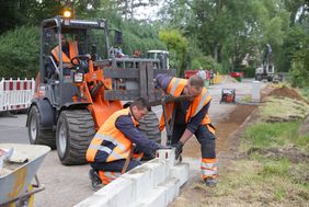 Die jeweils 180 Kilogramm schweren Steine wurden am Ufer der Düssel entlang der Zweibrückenstraße verlegt; Foto: Lammert