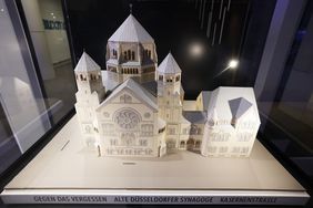 Modell der zentralen Synagoge an der Kasernenstraße, die im Nationalsozialismus zerstört wurde. Foto: Young