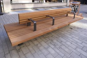 Die ersten neuen Sitzbänke stehen bereits an der Friedrichstraße. Foto: Claus Langer