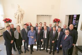 Bei der Unterzeichnung der Zielvereinbarung zur Förderung des Sozialen Wohnungsbaus: Ministerin Scharrenbach und Oberbürgermeister Thomas Geisel mit Vertretern der Wohnungswirtschaft. Foto: Lammert