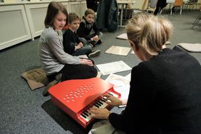 Im Heinrich-Heine-Institut spielte Frederike Möller für die Kinder auf dem wohl kleinsten Klavier der Welt; Foto: Michael Gstettenbauer