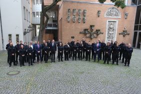 Der Ordnungs- und Servicedienst bekommt Verstärkung: Oberbürgermeister Dr. Stephan Keller und die Beigeordneten Christian Zaum und Dr. Michael Rauterkus begrüßten neue Mitarbeiter und neue und übernommene Auszubildende im Innenhof des Rathauses. Foto: David Young
