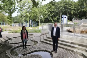 OB Dr. Stephan Keller und Gründezernentin Helga Stulgies haben den sanierten Wasserspielplatz "Vor dem Deich" eröffnet. Foto: Ingo Lammert