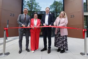 OB Dr. Stephan Keller (2. v. r.) eröffnete mit Miriam Koch (2. v. l.), Ulrich Höller, Geschäftsführender Gesellschafter der ABG Real Estate Group, (l.) und der Leiterin der VHS Simone Bruns, das "Yorcks". Landeshauptstadt Düsseldorf/David Young
