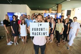 Teilnehmerinnen und Teilnehmer des kreativen Workshops, dem sogenannten Growth Hacking, in der Alten Kämmerei, zu der die Wirtschaftsförderung am Dienstag, 25. Juni, eingeladen hatte. Foto: David Young