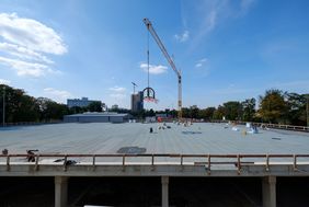 Über dem Parkdeck für 131 Fahrzeuge wird ein Fußballplatz für die D-Jugend des angrenzenden Vereins CfR Links errichtet; Foto: Schaffmeister