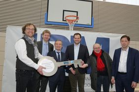 Symbolische Schlüsselübergabe zur Eröffnung: Mit dabei unter anderem Schulleiter Stephan Proksch (l.), OB Thomas Geisel und IPM-Geschäftsführer Michael Köhler (Mitte) und Stadtdirektor Burkhard Hintzsche (r.). Foto: Ingo Lammert