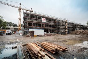 Das Bestandsgebäude (r.) wird saniert und gleichzeitg umgebaut. Links daneben entsteht ein Erweiterungsneubau für die naturwissenschaftlichen Bereiche. Foto: Melanie Zanin