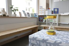 Integrierte Sitzbänke lösen den "klassischen" Stuhlkreis ab.