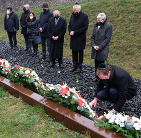 Der Erinnerungstag wurde in der Landeshauptstadt Düsseldorf mit einer stillen Kranzniederlegung am Holocaust-Mahnmal in Derendorf begangen. Vorne im Bild OB Dr. Stephan Keller