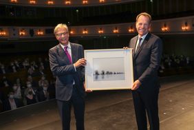 Nach 16 Jahren als Dezernent für Kultur der Landeshauptstadt Düsseldorf wurde Hans-Georg Lohe (l.) von OB Dr. Stephan Keller und weiteren Gästen in der Deutschen Oper am Rhein in den Ruhestand verabschiedet. Foto: Zanin