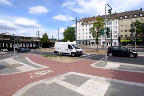 Mit dem Umbau des Ludwig-Hammers-Platzes ist eine weitere, attraktive Radverkehrsachse entstanden, die vom Süden über die Aachener Straße kommend, direkt in die Innenstadt führt. Foto: Uwe Schaffmeister